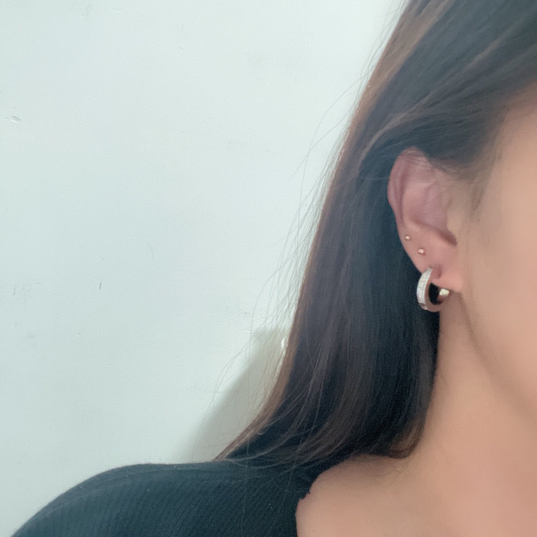 [CharmAmor]LOVE 5.5MM DIAMOND PAVED EARRINGS