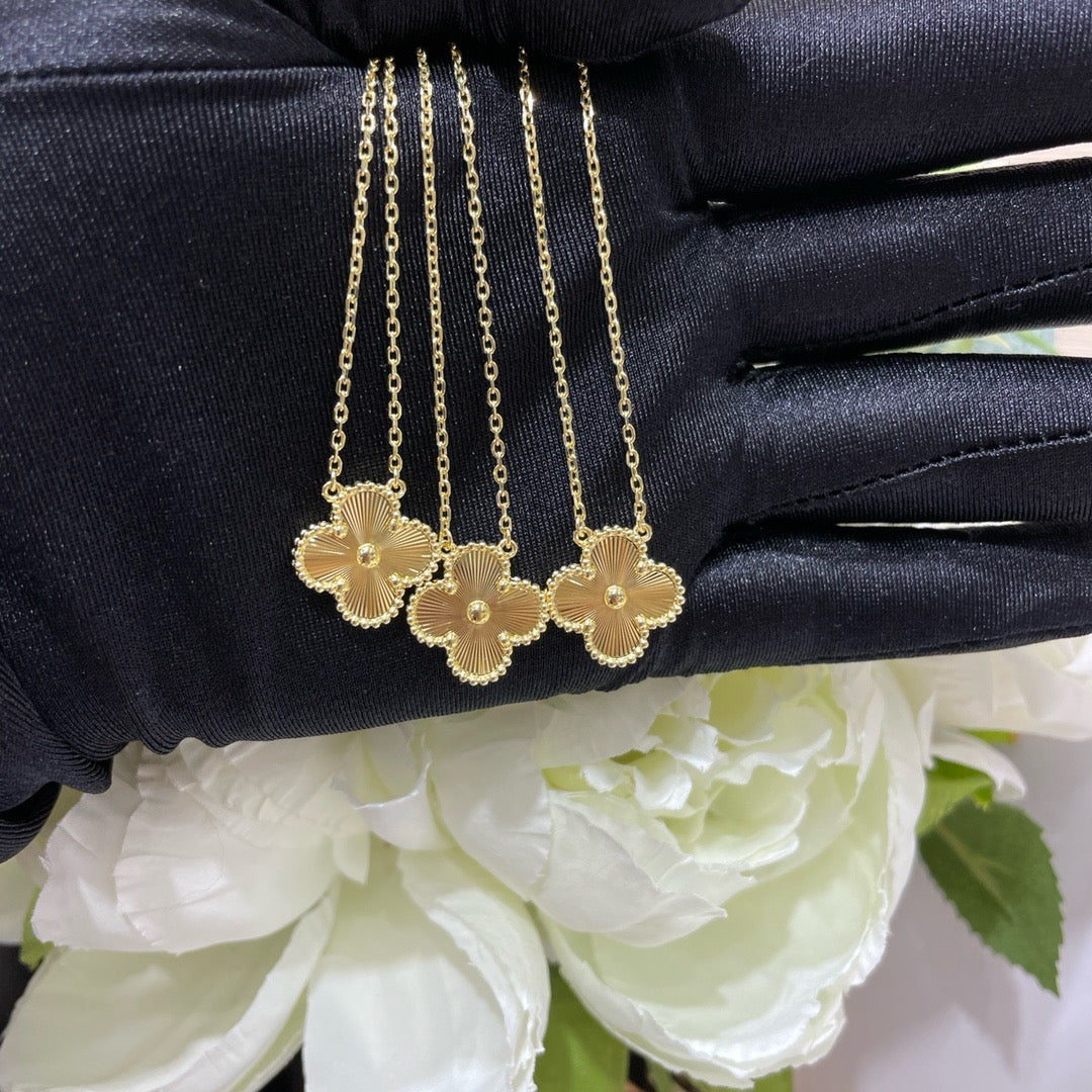 [CharmAmor]CLOVER 15MM LASER NECKLACE