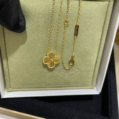 [CharmAmor]CLOVER 15MM LASER NECKLACE