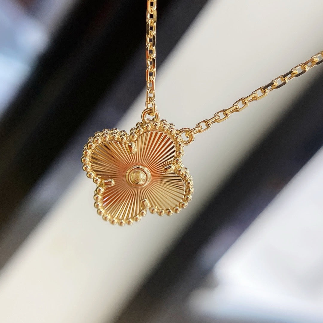 [CharmAmor]CLOVER 15MM LASER NECKLACE