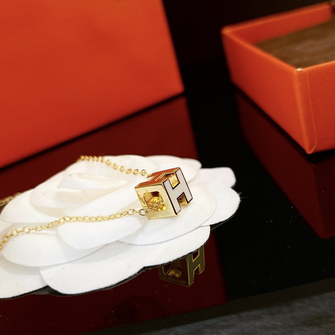 [CharmAmor]H WHITE SQUARE GOLD NECKLACE