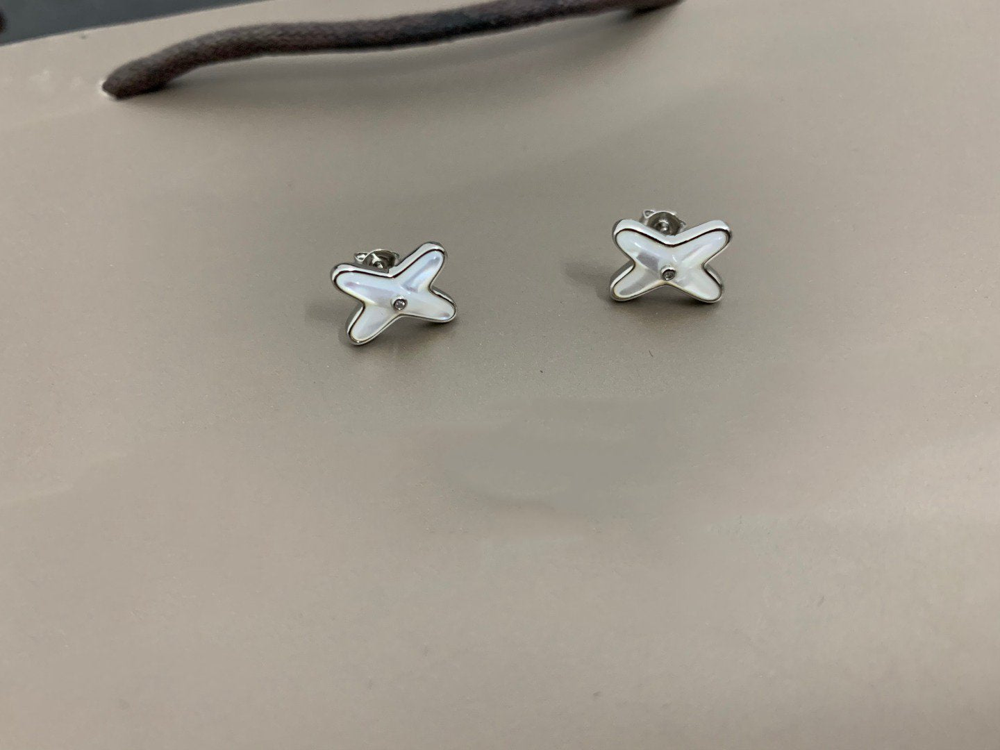 [CharmAmor]JEUX DE WHITE MOP SILVER DIAMOND EARRINGS