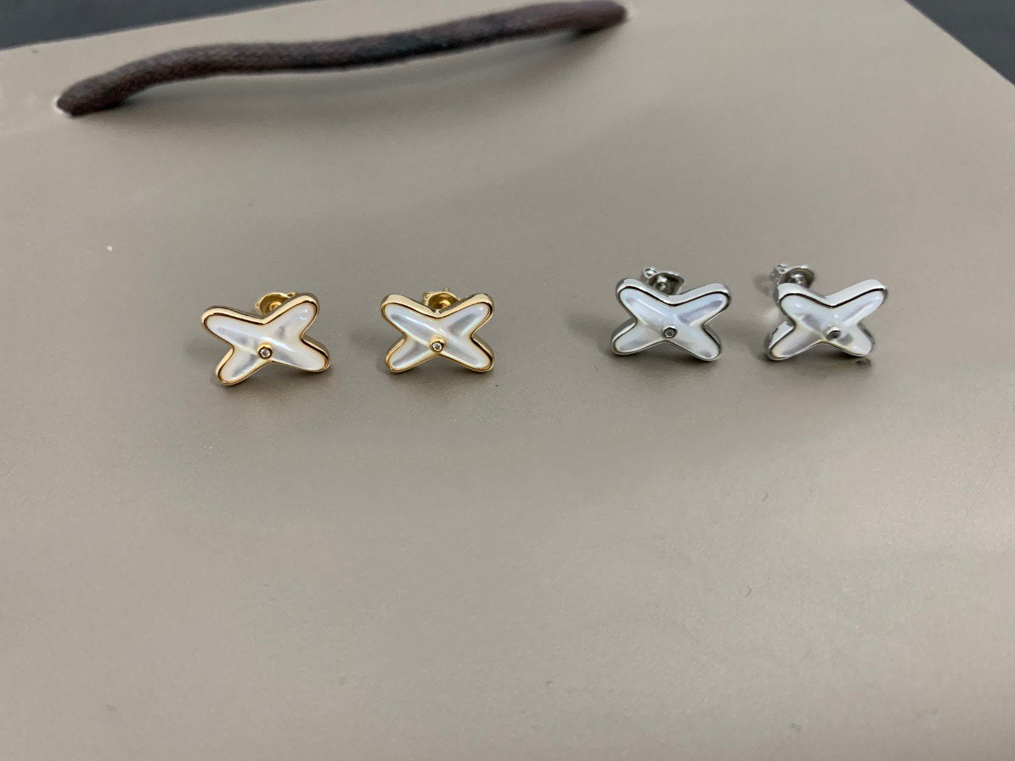 [CharmAmor]JEUX DE WHITE MOP SILVER DIAMOND EARRINGS