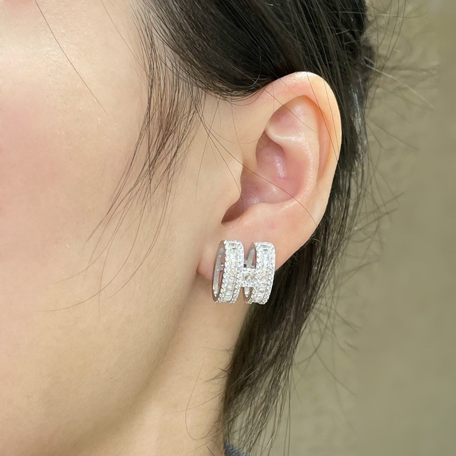[CharmAmor]H STUD EARRINGS WITH SILVER DIAMONDS