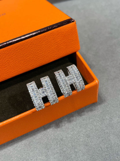 [CharmAmor]H STUD EARRINGS WITH SILVER DIAMONDS