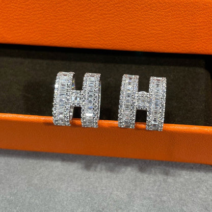 [CharmAmor]H STUD EARRINGS WITH SILVER DIAMONDS