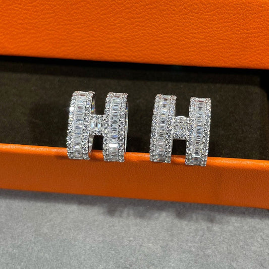 [CharmAmor]H STUD EARRINGS WITH SILVER DIAMONDS