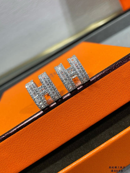 [CharmAmor]H STUD EARRINGS WITH SILVER DIAMONDS
