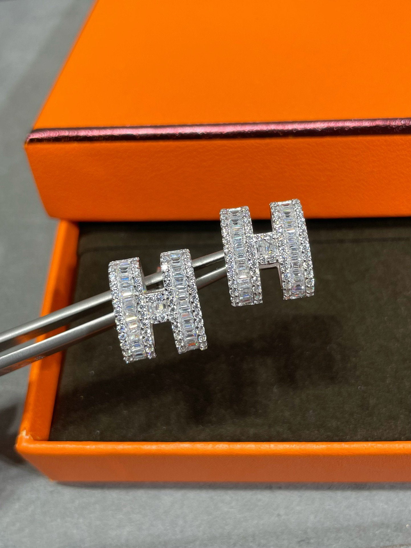 [CharmAmor]H STUD EARRINGS WITH SILVER DIAMONDS