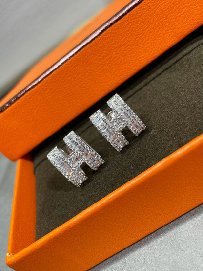 [CharmAmor]H STUD EARRINGS WITH SILVER DIAMONDS