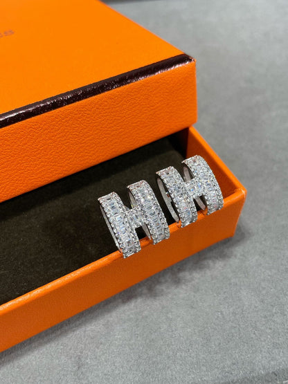 [CharmAmor]H STUD EARRINGS WITH SILVER DIAMONDS
