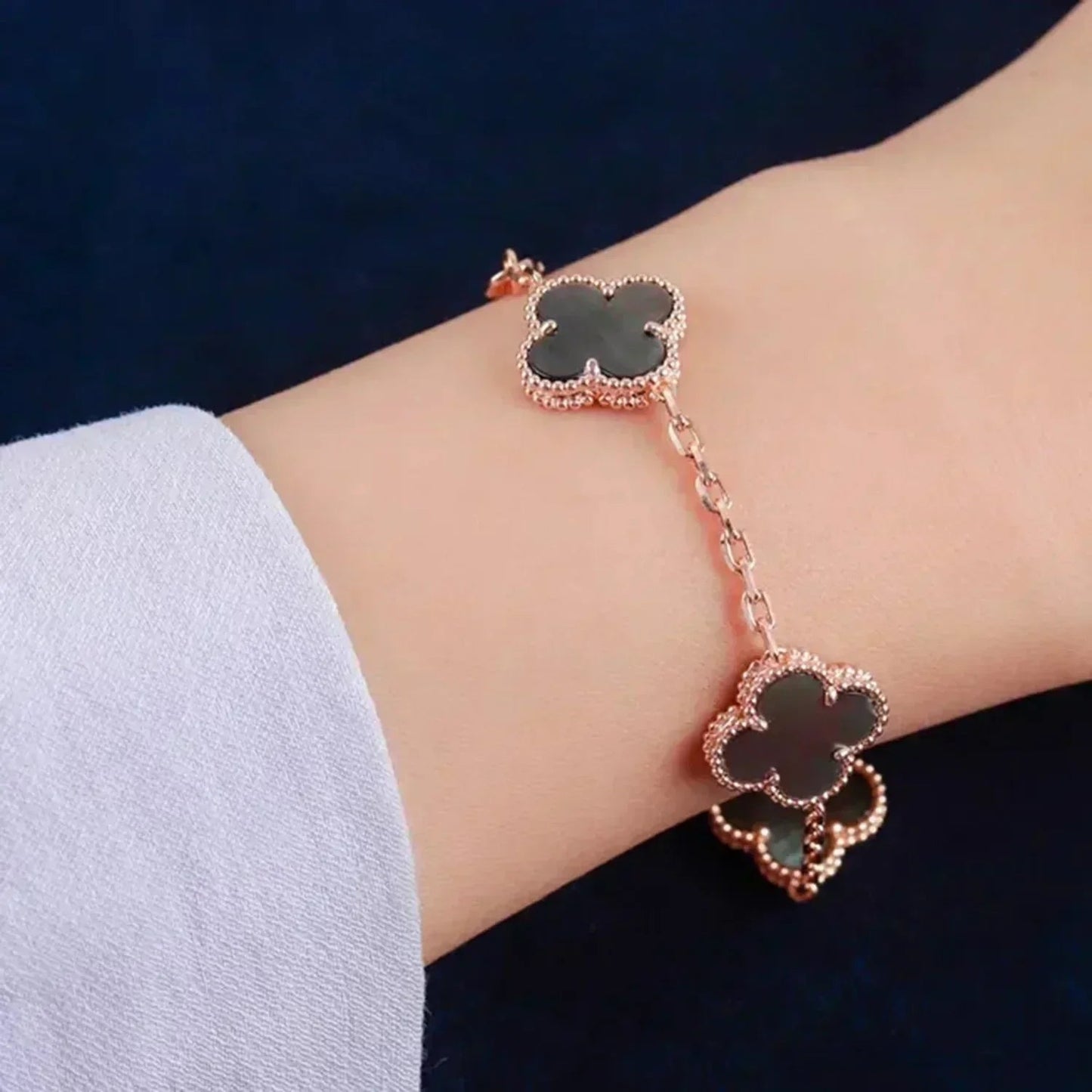 [CharmAmor] CLOVER 5 MOTIF GRAY MOP BRACELET COLLECTION