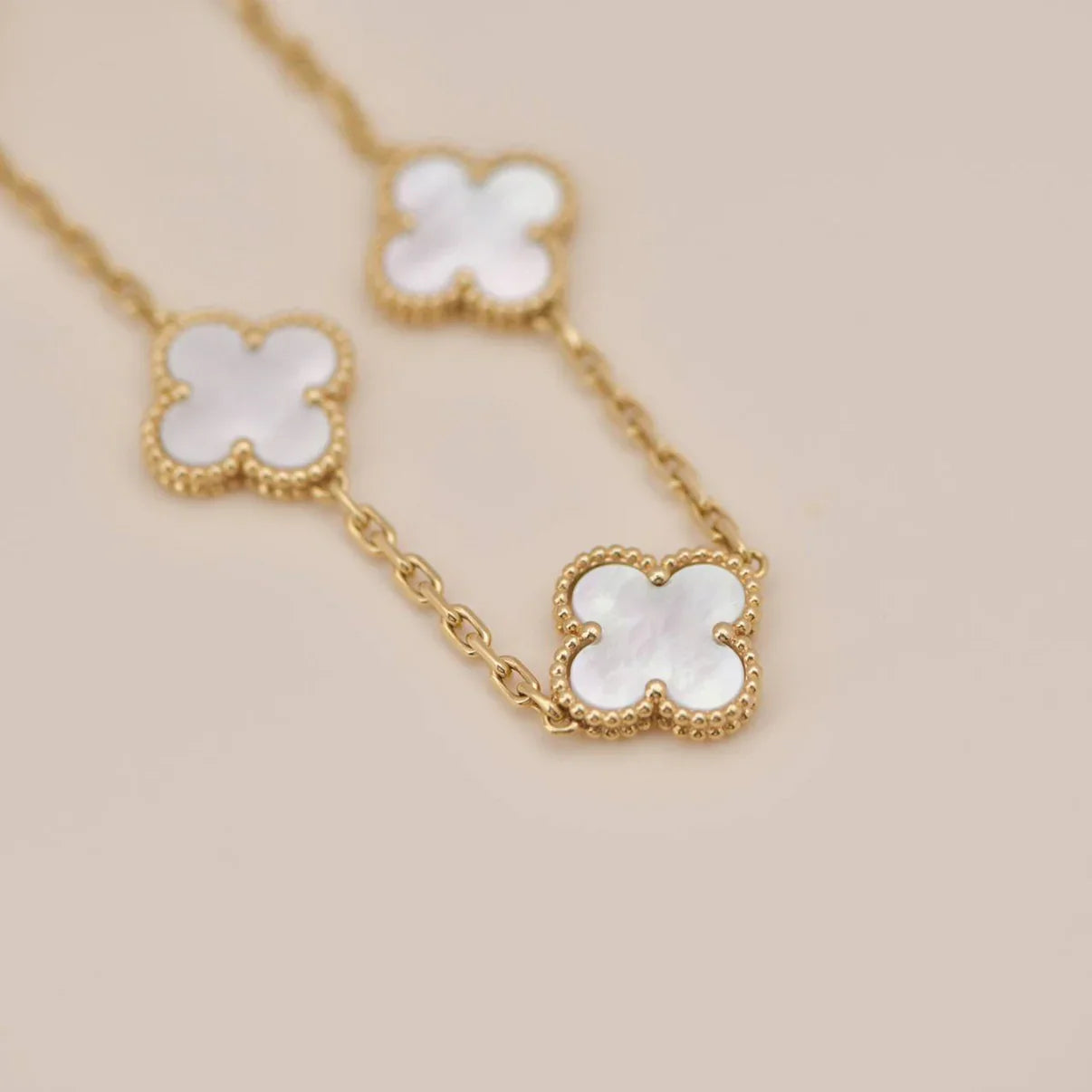 [CharmAmor] CLOVER WHITE PEARL MOP 5 MOTIF BRACELET COLLECTION