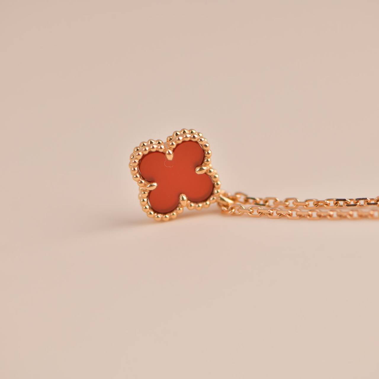 [CharmAmor]CLOVER MINI 9.5MM WHITE CARNELIANS NECKLACE