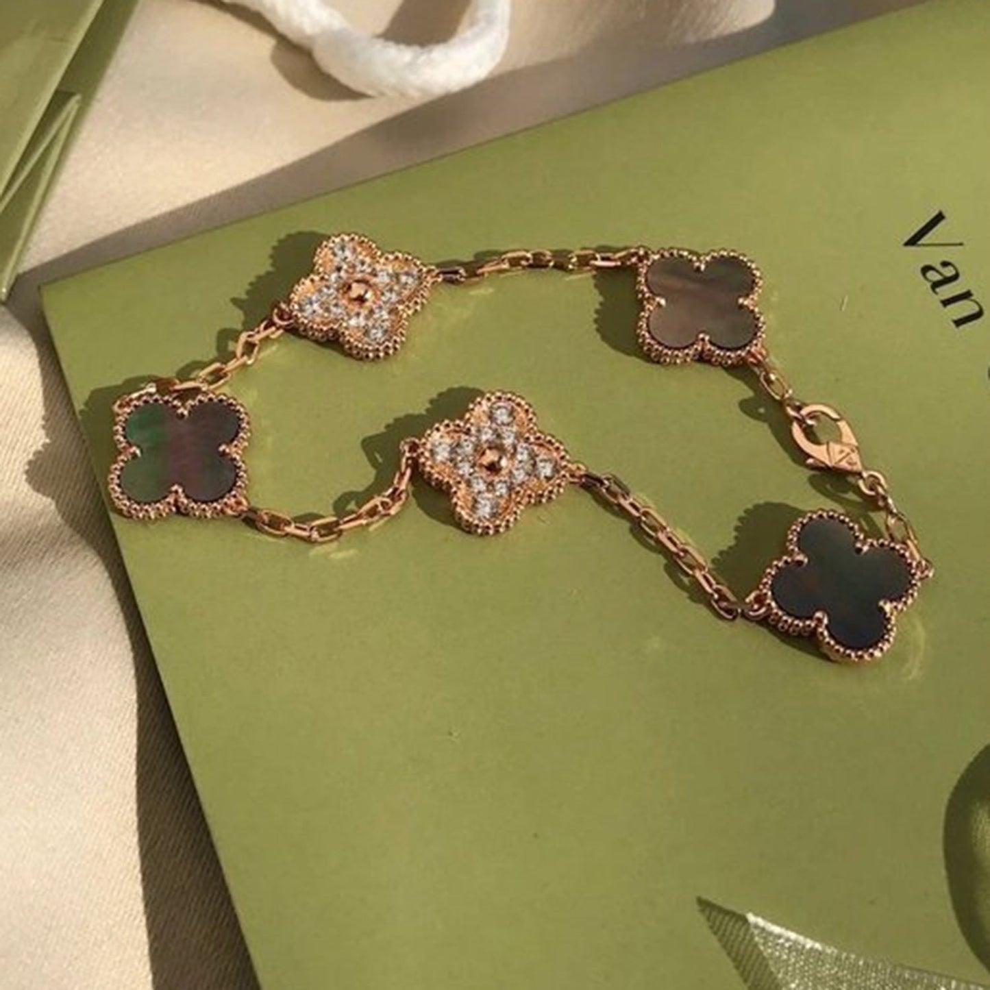 [CharmAmor]CLOVER 5 MOTIF GRAY MOP DIAMOND BRACELET