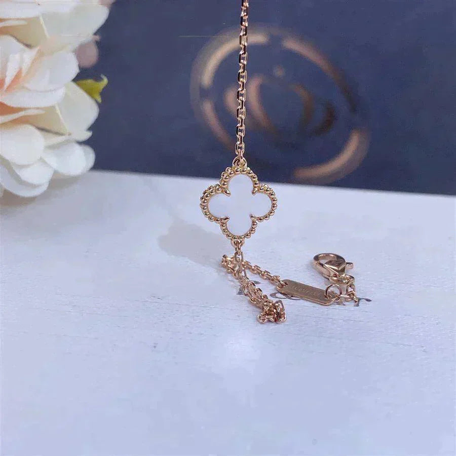 [CharmAmor]CLOVER WHITE MOP SINGLE FLOWER BRACELET