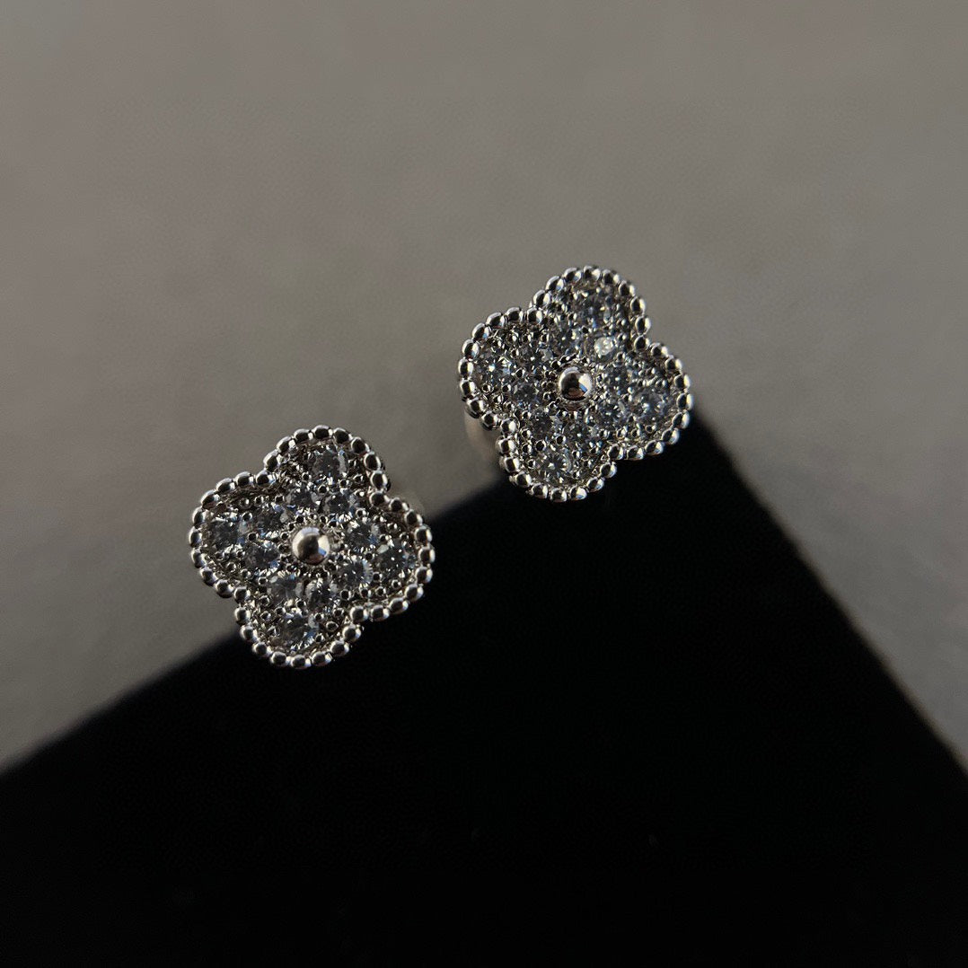 [CharmAmor]CLOVER MINI DIAMOND STUD EARRINGS