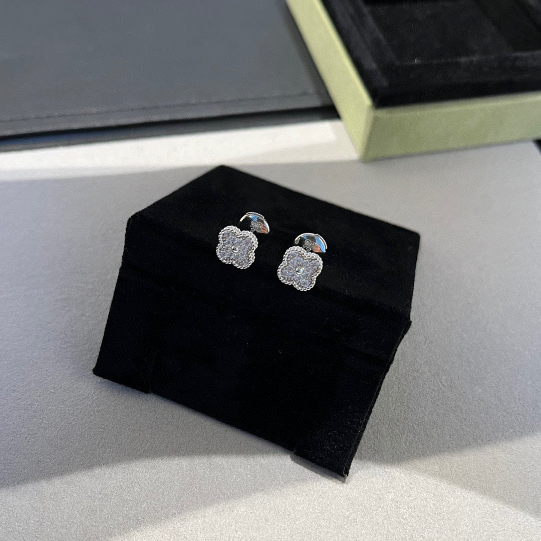 [CharmAmor]CLOVER MINI DIAMOND STUD EARRINGS