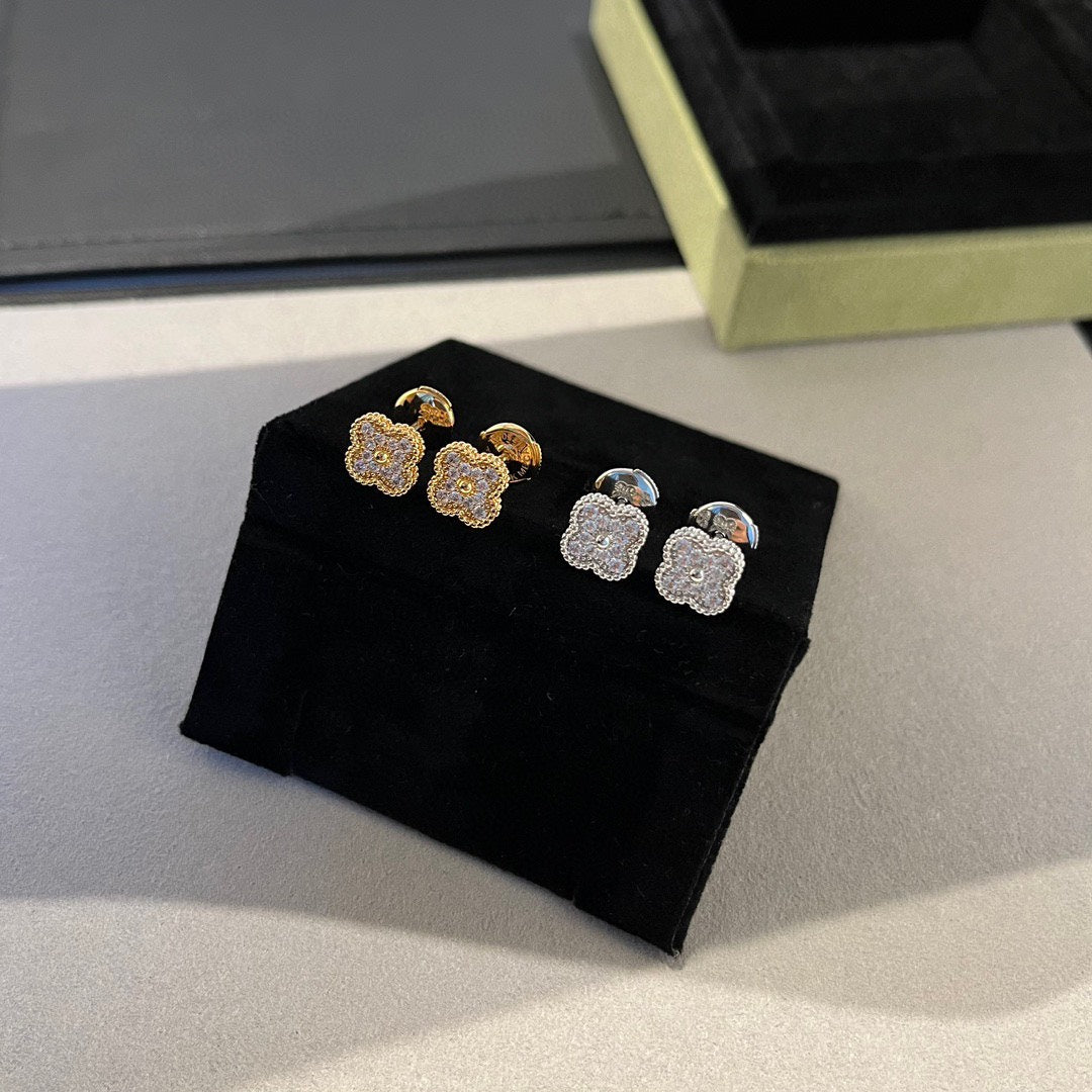 [CharmAmor]CLOVER MINI DIAMOND STUD EARRINGS