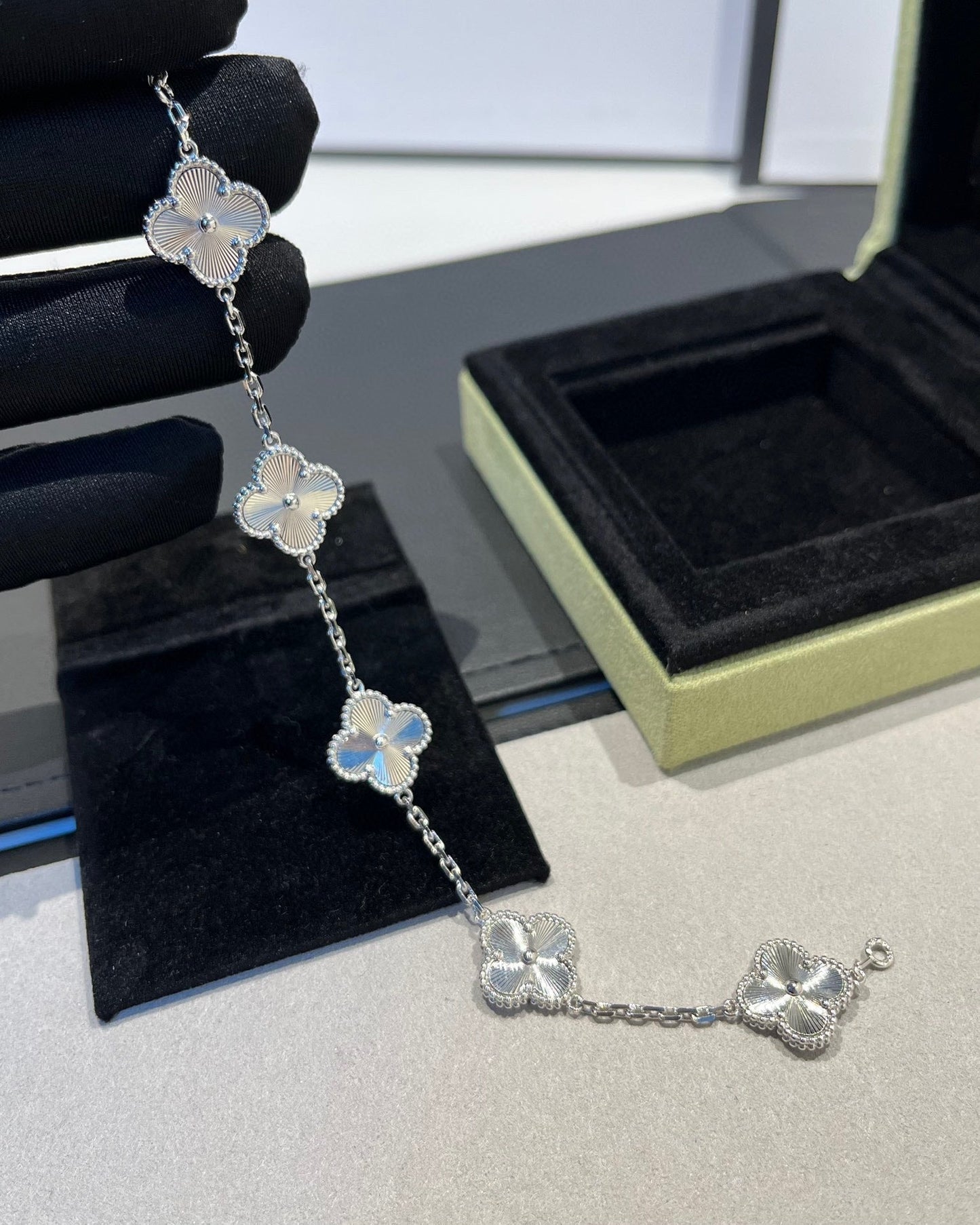 [CharmAmor] CLOVER 5 MOTIF LASER BRACELET COLLECTION