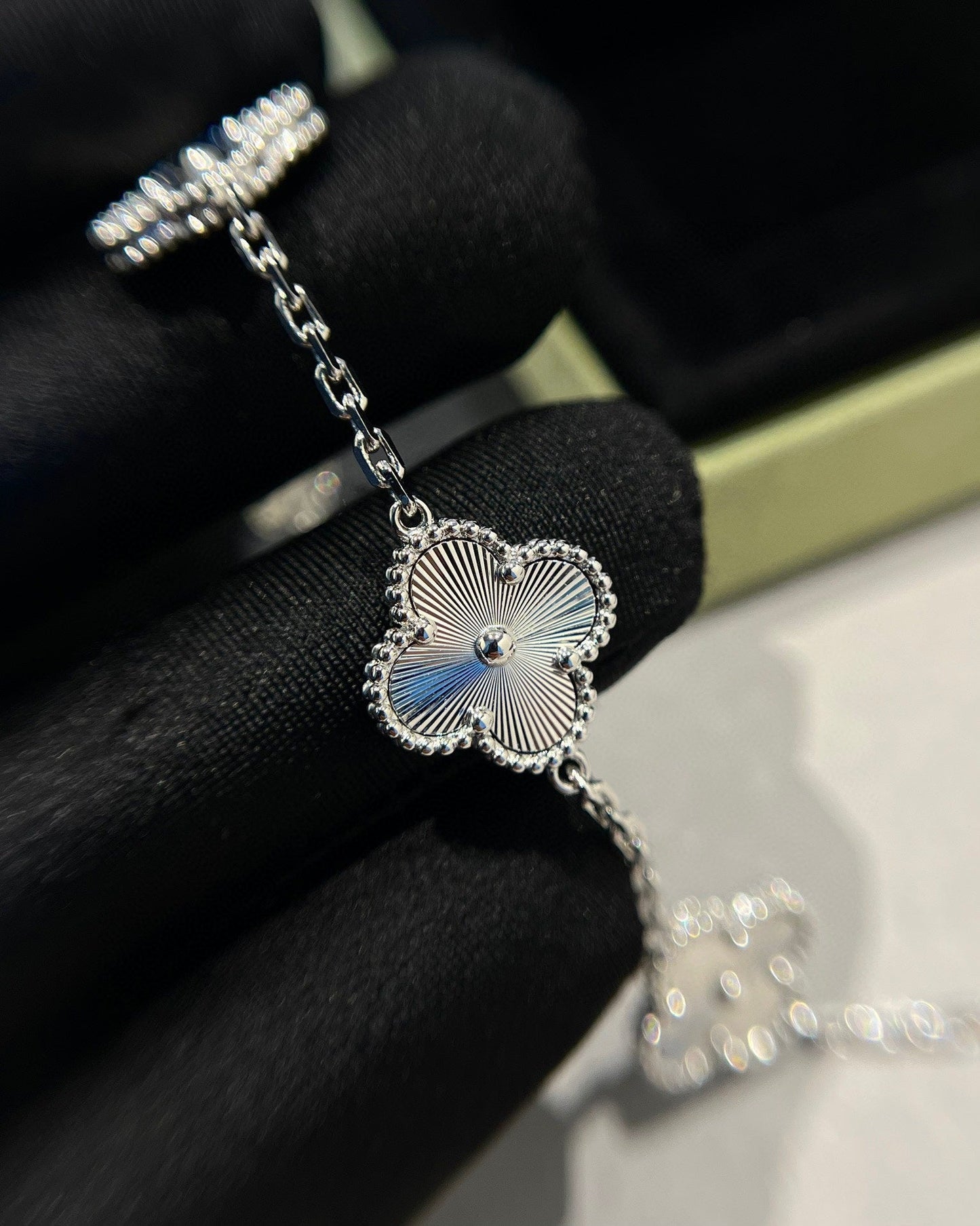 [CharmAmor] CLOVER 5 MOTIF LASER BRACELET COLLECTION