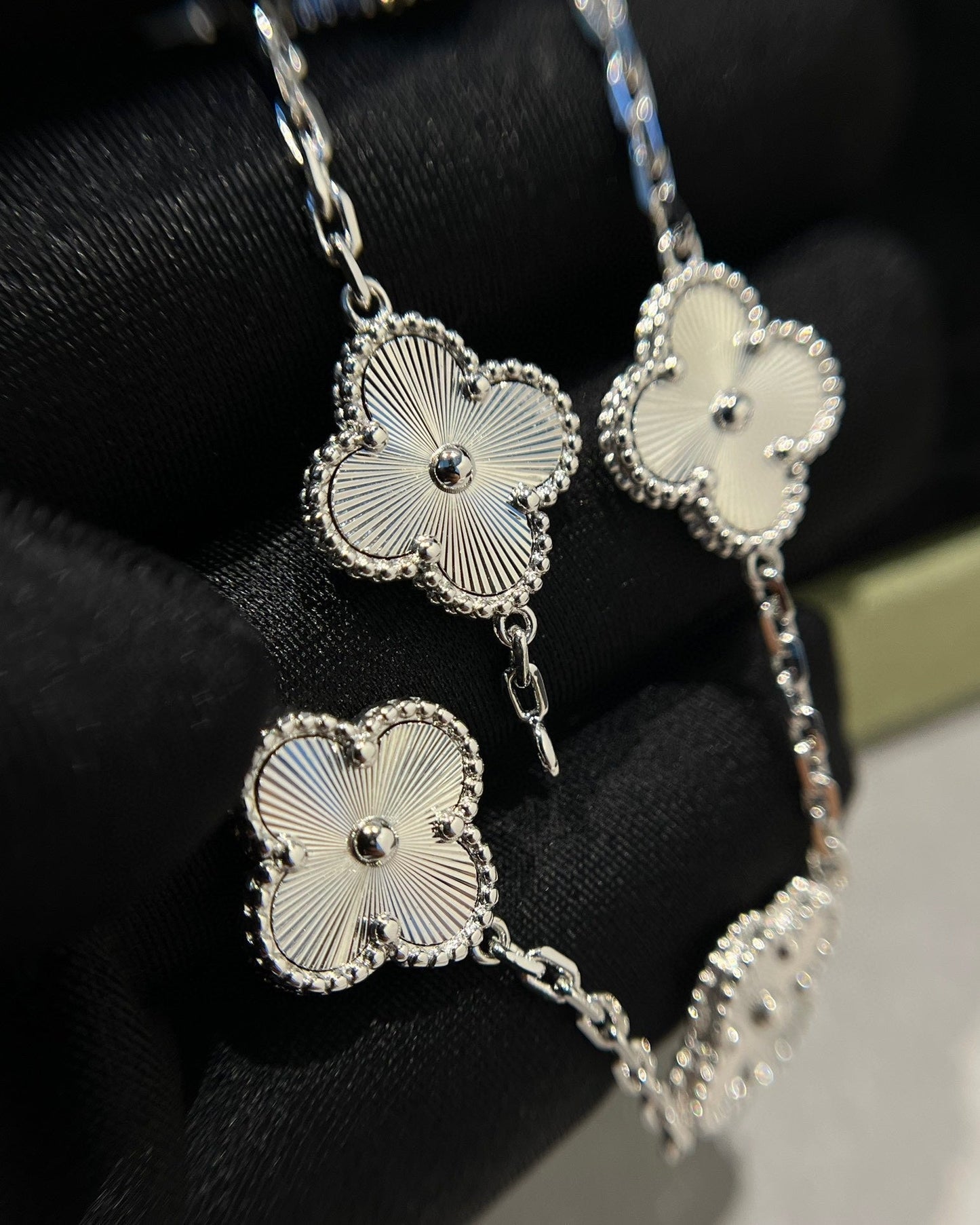 [CharmAmor] CLOVER 5 MOTIF LASER BRACELET COLLECTION