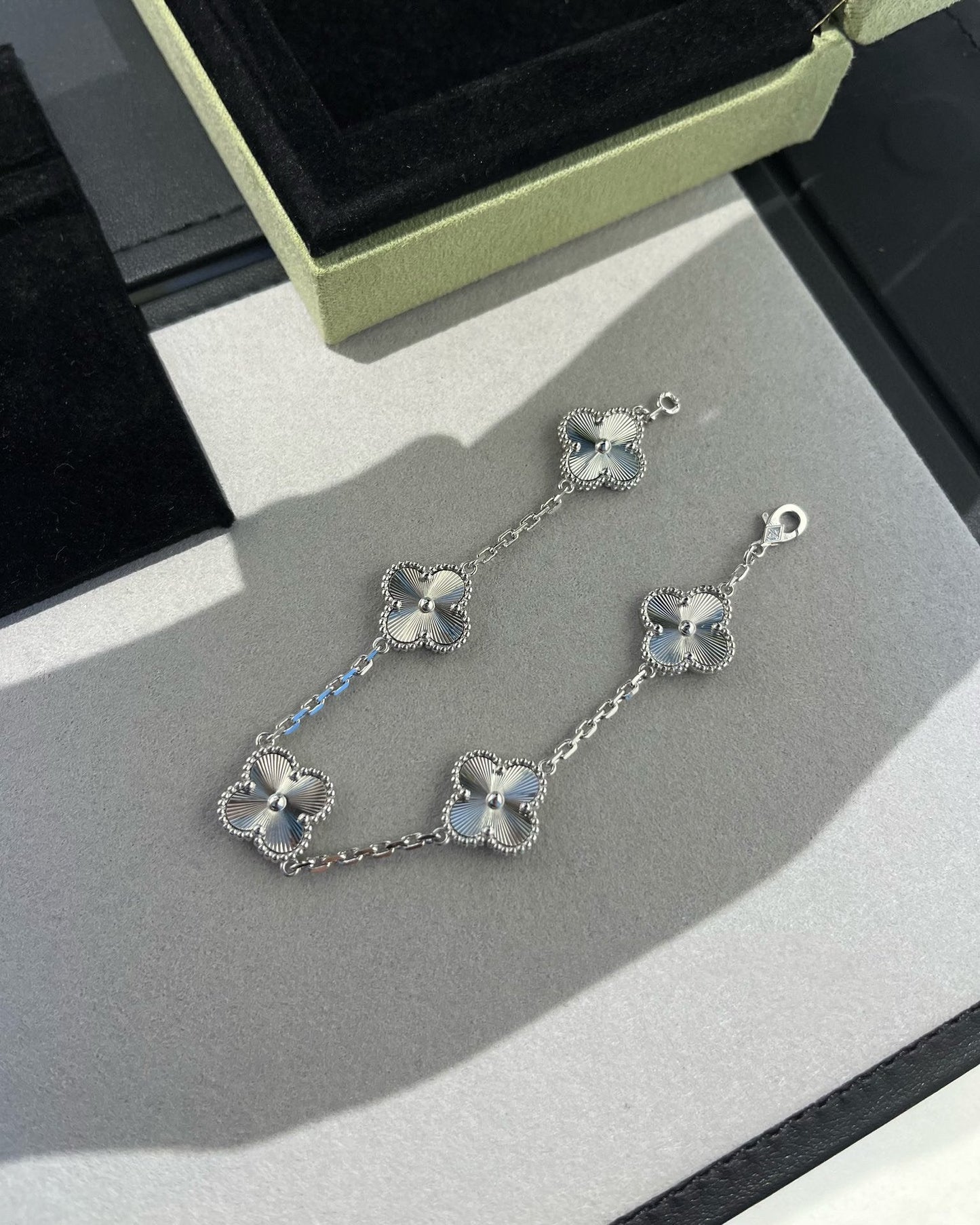 [CharmAmor] CLOVER 5 MOTIF LASER BRACELET COLLECTION